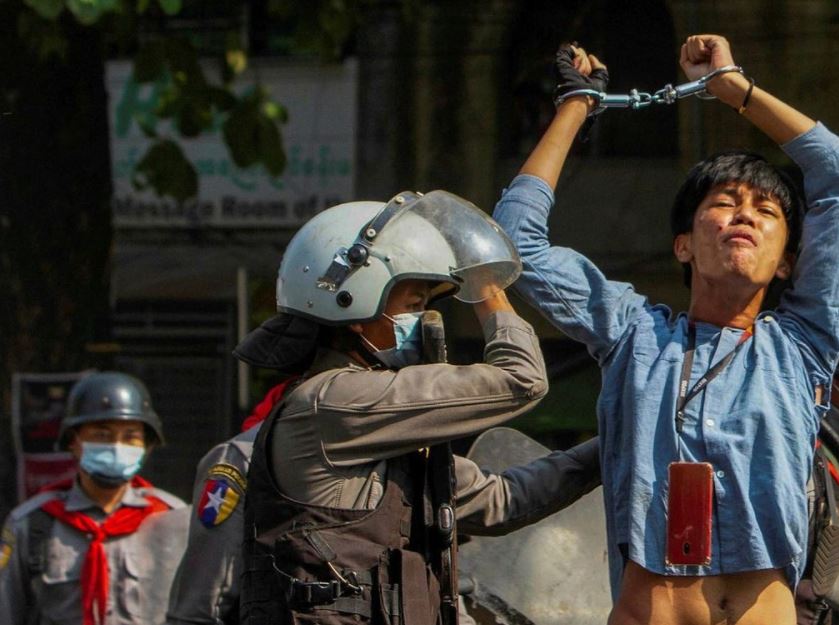 Seorang demonstran ditangkap polisi dalam aksi unjuk rasa antirezim militer di Yangon, Myanmar, 27 Februari 2021. /Foto Instagram @humansofmm 