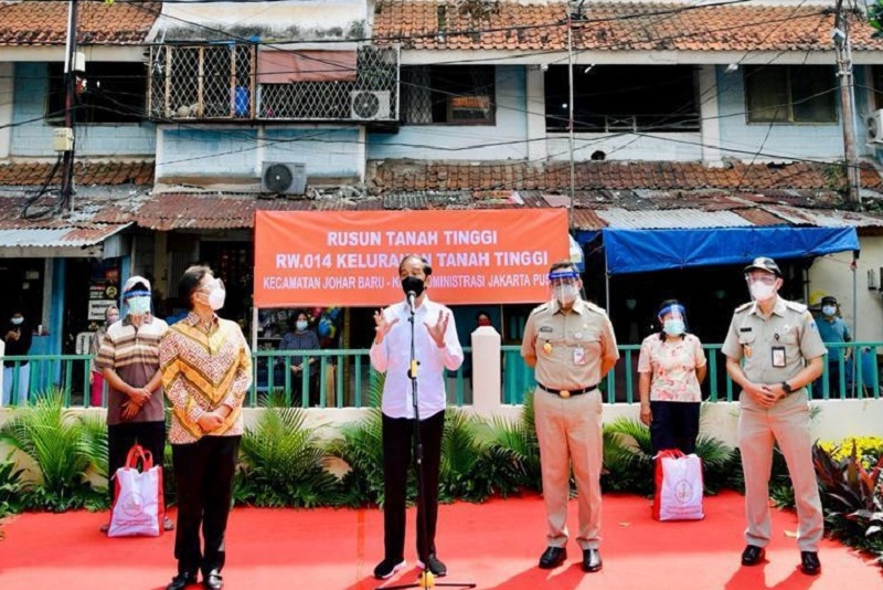 Presiden Joko Widodo (tengah) berkunjung ke salah satu kampung di Johar Baru, Jakarta Pusat, Juni 2021. /Foto Twitter @Jokowi
