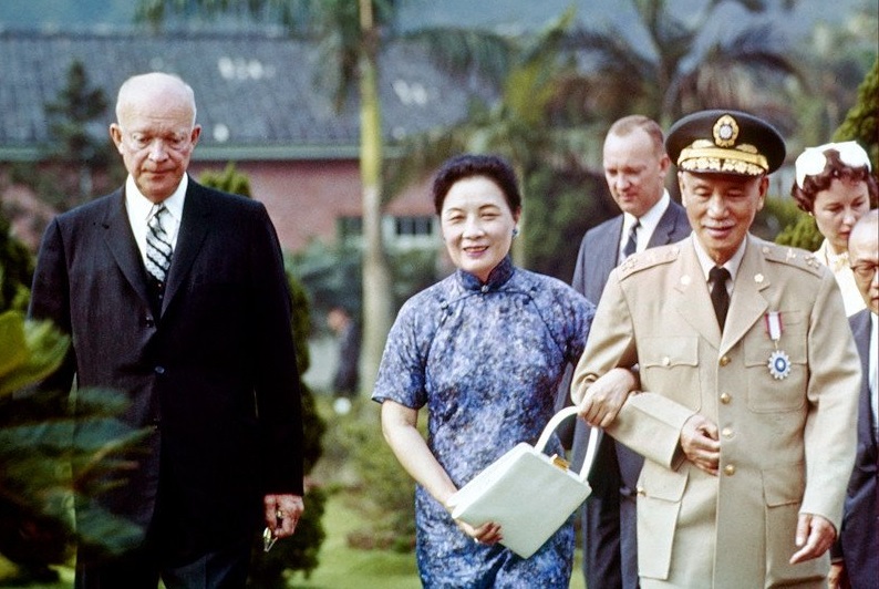 Presiden Amerika Serikat Dwight D. Eisenhower (kiri) berjalan bersama pemimpin kaum nasionalis China Chiang Kai-shek dan istrinya pada 1960. /Foto Wikimedia Commons