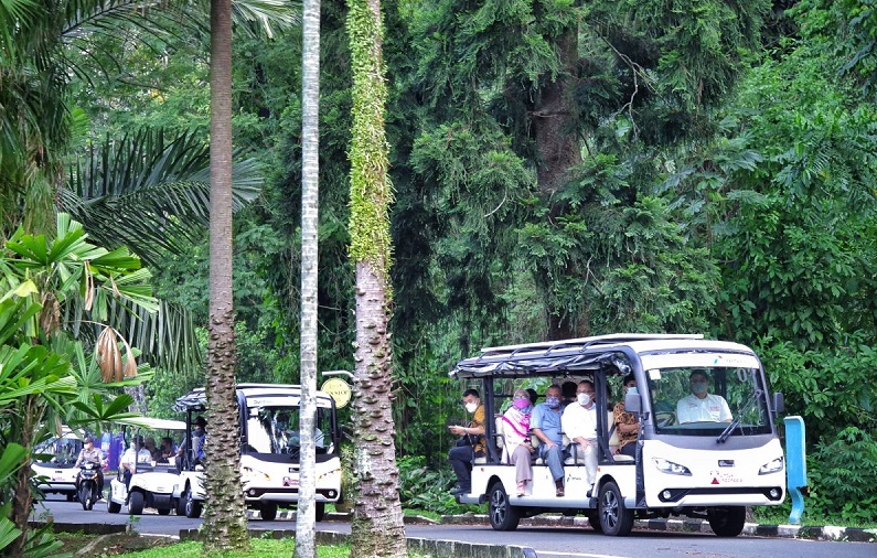 Kepala Badan Riset dan Inovasi Nasional (BRIN) Laksana Tri Handoko bersama rombongannya saat berkunjung ke Kebun Raya Bogor, Jawa Barat. Foto dok. BKPUK BRIN