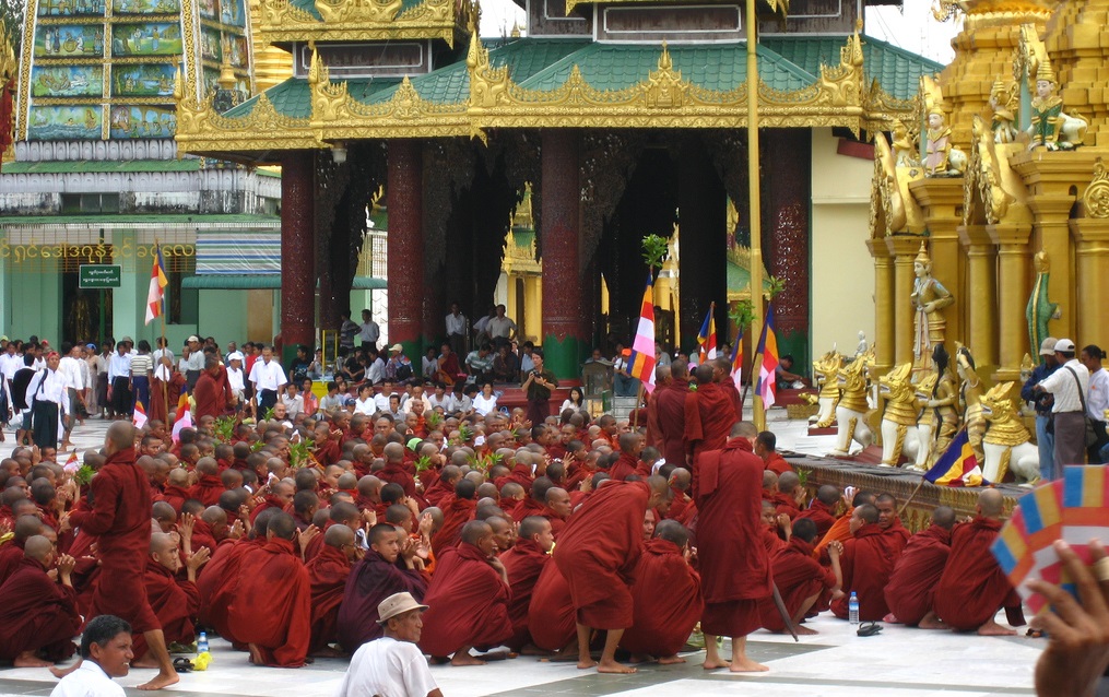 Ratusan biksu bekumpul di Shwedagon Pagoda di Yangon dalam aksi unjuk rasa pada September 2007. Foto Wikimediacommons