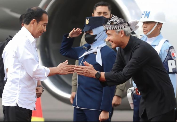 Gubernur Jawa Tengah Ganjar Pranowo (kanan) menyambut Presiden Jokowi di Bandara Adi Soemarmo, Boyolali, Jawa Tengah, April 2023. /Foto Instagram @ganjar_pranowo