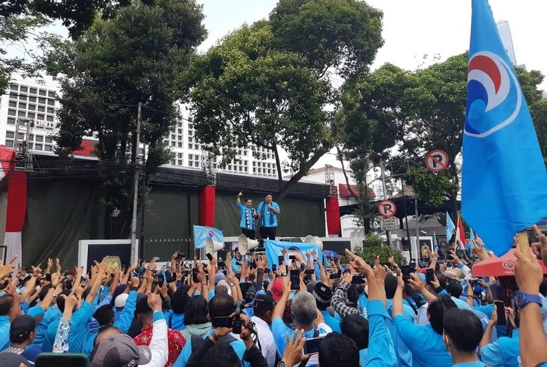  Ketua Umum Partai Gelora Anis Matta (memegang pengeras suara) bersama rombongan kader  mendaftarkan Partai Gelora sebagai calon peserta Pemilu 2024 di Gedung KPU, Menteng, Jakarta Pusat, Minggu (7/8). /Foto Instagram @gm_gelora