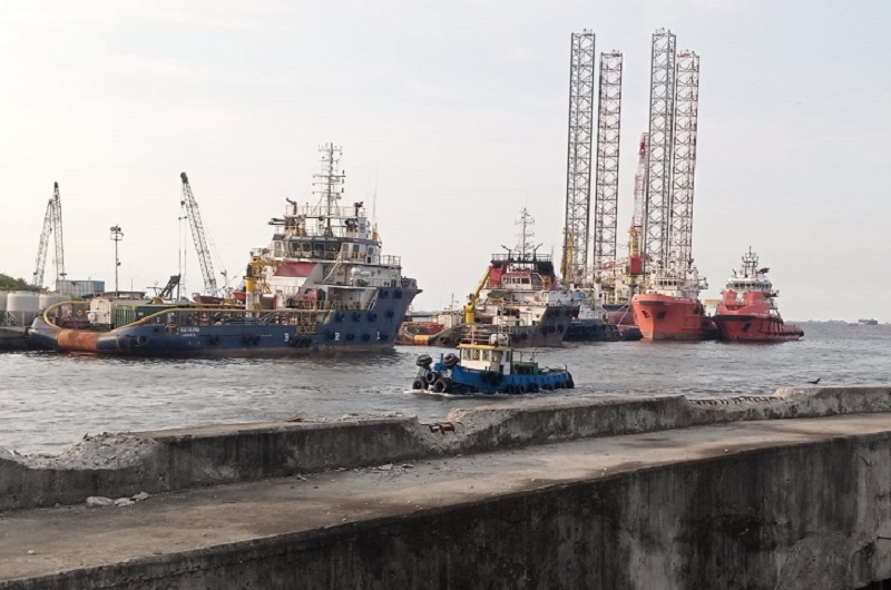  Kapal-kapal pengangkut barang berlalu-lalang di perairan dekat Pelabuhan Marunda, Cilincing, Jakarta Utara, Sabtu (21/1). Alinea.id/Kudus Purnomo Wahidin