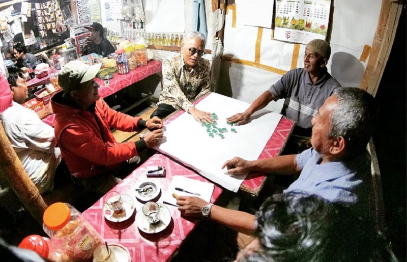 Anggota DPR RI Guspardi Gaus bermain domino bersama tokoh pemuda dan tokoh masyarakat Sumatera Barat, Desember 2022. /Foto Instagram @guspardi.gaus