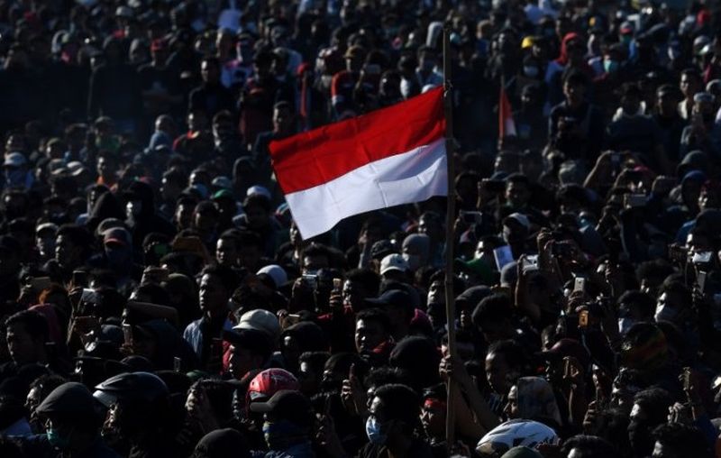 Mahasiswa yang tergabung dalam Aliansi Mahasiswa Jawa Timur melakukan aksi unjuk rasa di depan gedung DPRD Jatim, Surabaya, Jawa Timur, Kamis (26/9/2019). /Foto Antara