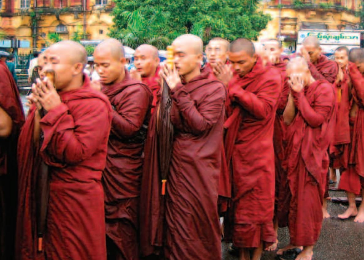   Para biksu ikut ambil bagian dalam aksi unjuk rasa menentang junta militer pada 22 September 2007. /Foto dok. Human Rights Watch 