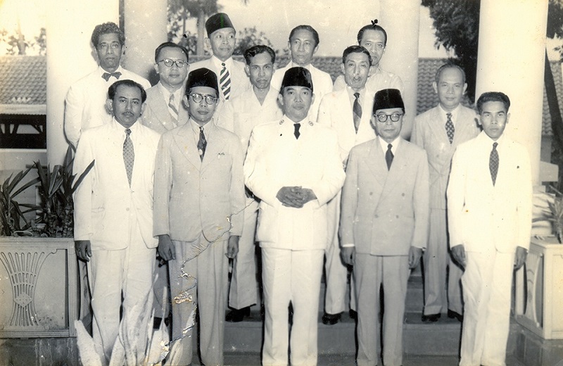Presiden Sukarno (tengah) berfoto didampingi Wakil Presiden Mohammad Hatta (kanan), Mohammad Natsir (kiri), dan para menteri dari Kabinet Natsir. /Foto Wikimedia Commons