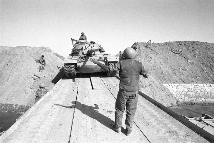 Tank pasukan Israel menyeberangi Terusan Suez saat Perang Yom Kippur 1973. /Foto Wikimedia Commons
