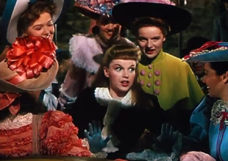 Aktris dan penyanyi Judy Garland (tengah) menyanyikan 'The Trolley Song' dalam Meet Me in St. Louis (1944). /Foto Wikimedia Commons