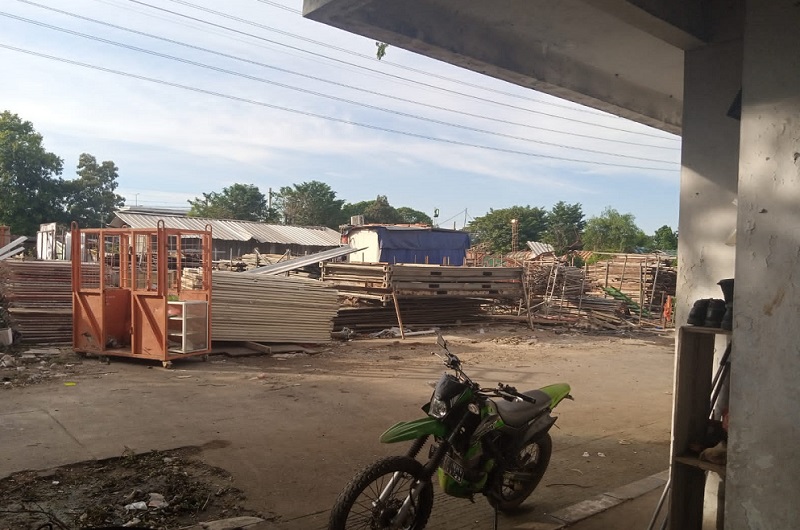 Kayu dan besi bekas konstruksi JIS ditumpuk di salah satu area di kawasan ITF Sunter, Jakarta Utara, Minggu (14/8). Alinea.id/Kudus Purnomo Wahidin