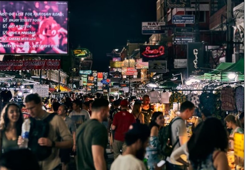 Suasana Khao San Road, pusat berkumpulnya kaum backpaker di Bangkok, Thailand. /Foto Unsplash 