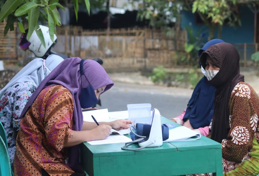 Ilustrasi pemeriksaan kesehatan bagi warga lansia. /Foto Unsplash/Mufid Majnun