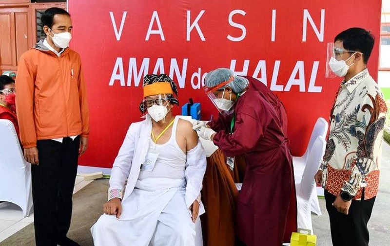 Presiden Joko Widodo (kiri) memantau kegiatan vaksinasi untuk kalangan lansia di Puskesmas Ge'tengan, Kabupaten Tana Toraja, Sulawesi Utara, Maret 2020. /Foto Instagram @jokowi