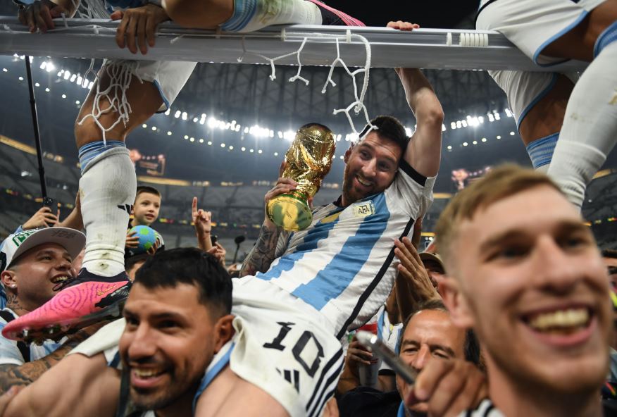 Pesepak bola Argentina, Lionel Messi, merayakan juara Piala Dunia 2022. /Foto dok. FIFA