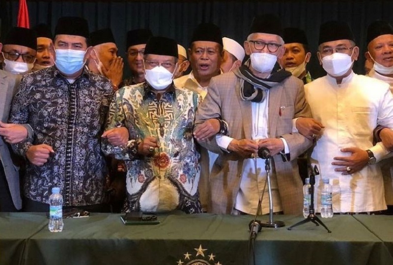 Eks Ketua Umum PBNU Said Aqil (kedua dari tengah) berfoto bersama Ketua PBNU yang baru Yahya Cholil Stafuq usai Muktamar NU di Lampung, Desember 2021. Foto Instagram @nahltatululama