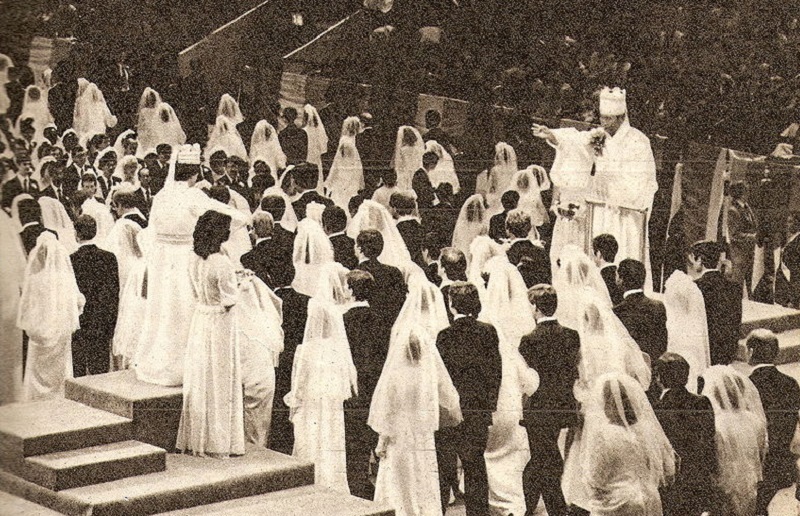Pendiri Gereja Unifikasi Moon Sun Myung memimpin prosesi pemberkatan dalam acara nikah massal di Madison Square Garden, New York, AS, 15 Juli 1982. /Foto Wikimedia Commons