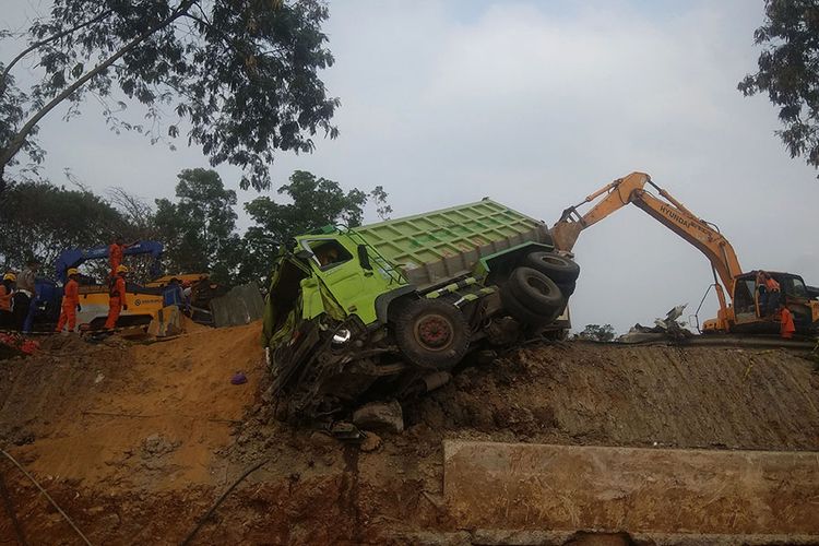 Petugas mengevakuasi salah satu kendaraan yang terlibat pada kecelakaan beruntun di Tol Cipularang KM 92 Purwakarta, Jawa Barat, Senin (2/9/2019). /Foto Antara