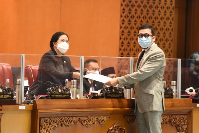 Ketua DPR RI Puan Maharani (kiri) saat menerima dokumen RUU tentang Ibu Kota Negara dalam sidang paripurna di Gedung DPR, Senayan, Selasa (18/1). /Foto dok DPR RI