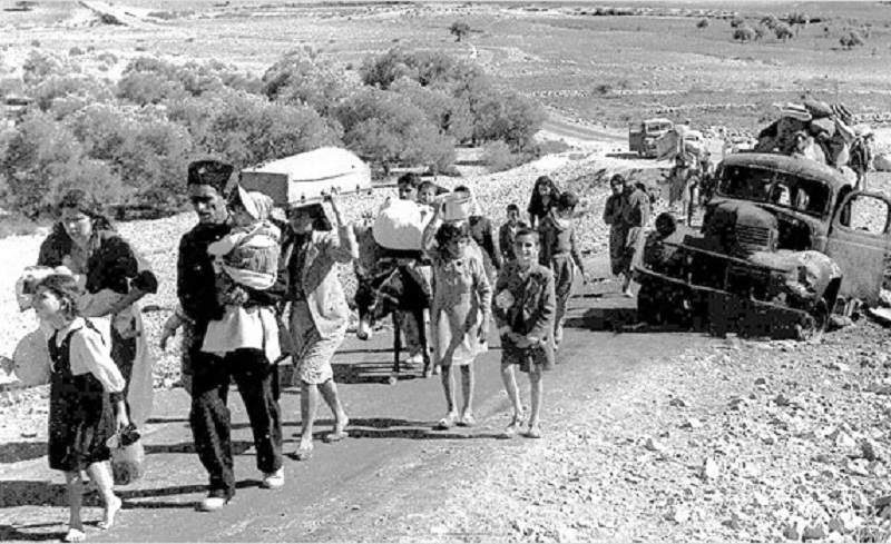 Rombongan pengungsi Palestina tengah berjalan keluar dari kawasan Galilea pada 1948. /Foto Wikimedia Commons