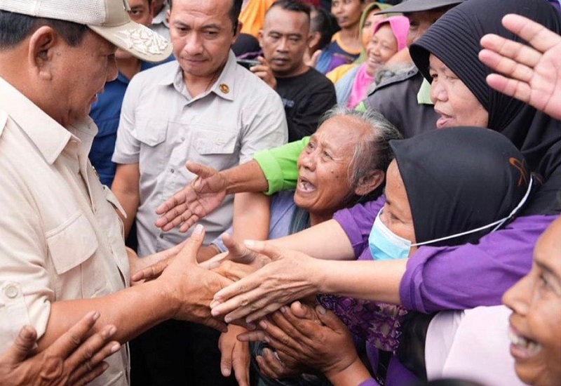 Menteri Pertahanan Prabowo Subianto menyapa warga di sela-sela kunjungannya di Yogyakarta, Mei 2023. /Foto Instagram @prabowo