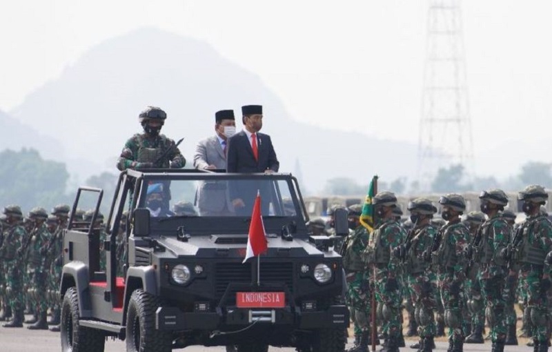 Presiden Joko Widodo (Jokowi) dan Menhan Prabowo Subianto meresmikan pasukan komcad pertama di Pusdiklat Kopassus, Batujajar, Jawa Barat, 7 Oktober 2021. /Foto Instagram @Prabowo