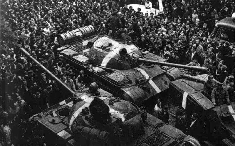 Pengunjuk rasa mengepung dua tank pasukan Uni Soviet di Praha pada 20 Agustus 1968. /Foto Wikimedia Commons