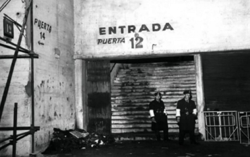 Polisi berjaga di pintu Puerta 12 Stadion Monumental, Buenos Aires, Argentina pada 23 Juni 1968. /Foto Wikimedia Commons 