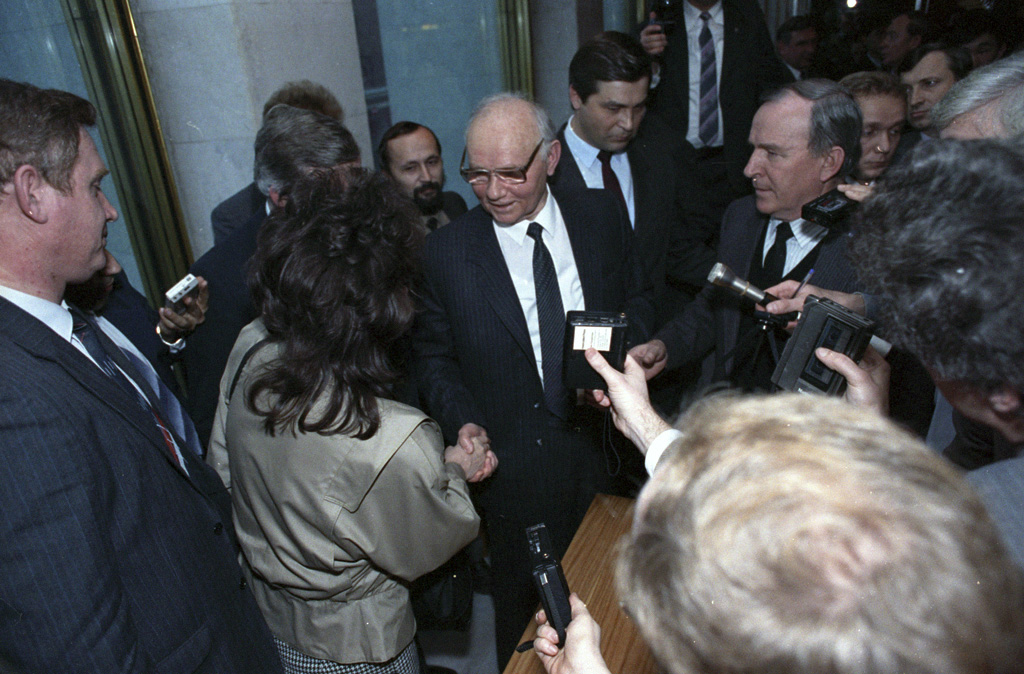 Bos badan intelijen Uni Soviet (KGB) Kriuchkov (tengah) berbicara kepada para jurnalis di sela Kongres Partai Komunis pada 1991. /Foto Wikimedia Commons