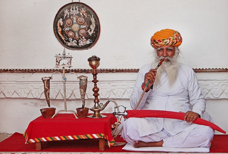 Seorang pria mengisap rokok di Rajasthan, India. /Foto Wikimedia Commons
