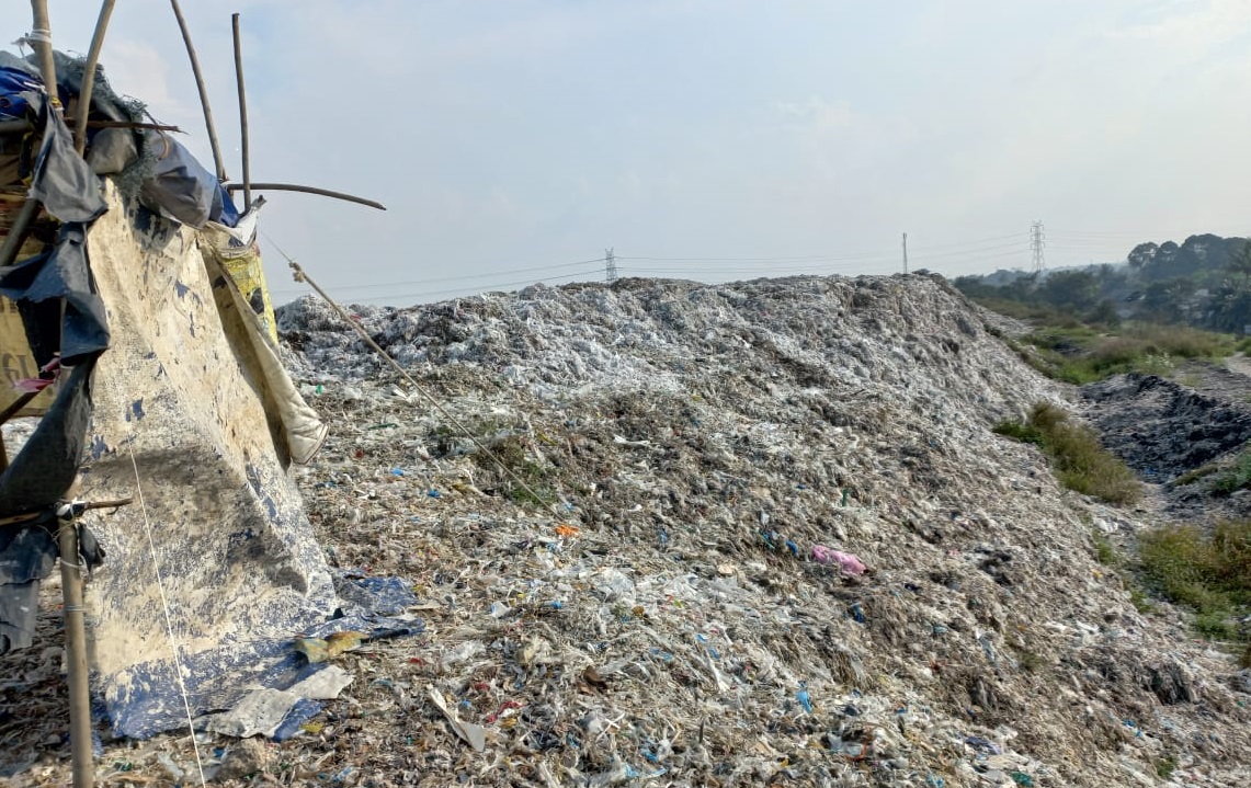 Tumpukan sampah impor di area pembuangan terbuka milik PT Indah Kiat Pulp and Papers Tbk di Jalan Raya Sentul, Kragilan, Serang, Banten, Jumat (20/5). Alinea.id/Achmad Al Fiqri 