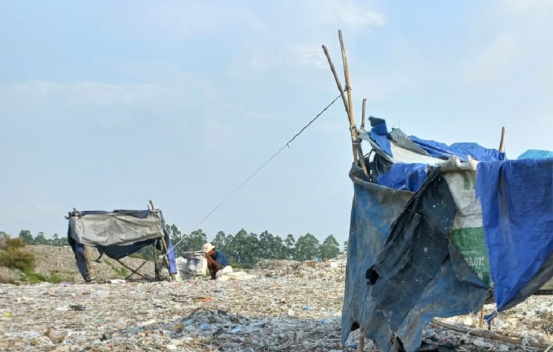 Seorang pemulung memilah sampah di area pembuangan terbuka milik PT Indah Kiat Pulp and Papers Tbk di Jalan Raya Sentul, Kragilan, Serang, Banten, Jumat (20/5). Alinea.id/Achmad Al Fiqri 
