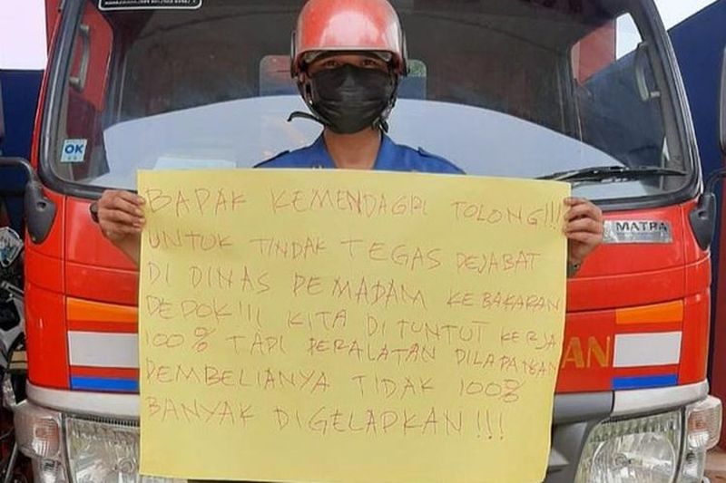 Sandi Butar Butar, petugas pemadam kebakaran di Dinas Damkar Kota Depok, mengungkapkan dugaan penyelewengan anggaran di tempat kerjanya lewat unggahan di media sosial, April 2021. /Foto Facebook.