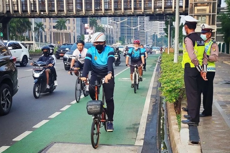 Anggota komunitas Bike to Work Indonesia menyusuri salah satu jalur khusus sepeda di DKI Jakarta. /Foto Instagram @b2w_indonesia