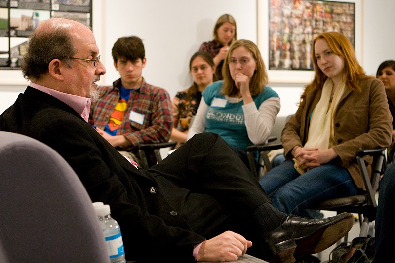 Novelis Salman Rushdie dalam sebuah diskusi bersama mahasiswa Emory University. /Foto Wikimedia Commons
