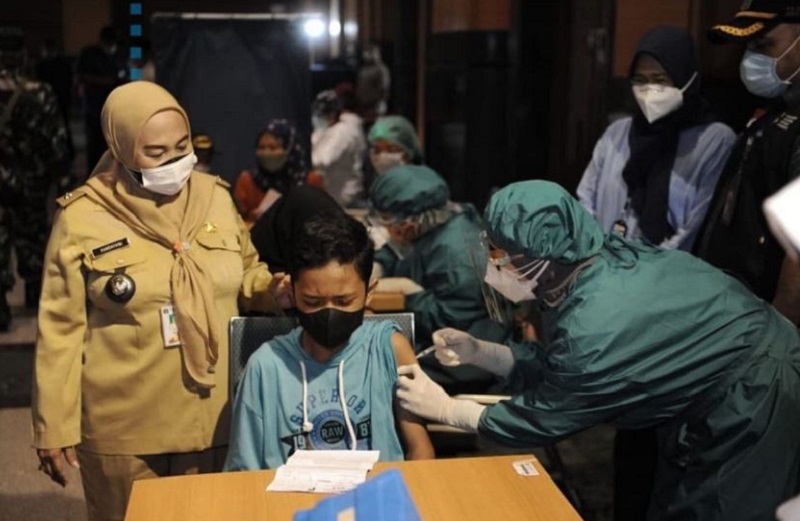 Seodang anak mendapatkan suntikan vaksin Covid-19 di Jakarta Islami Center, Jakarta Utara, akhir Agustus 2021. Foto Instagram @aniesbaswedan