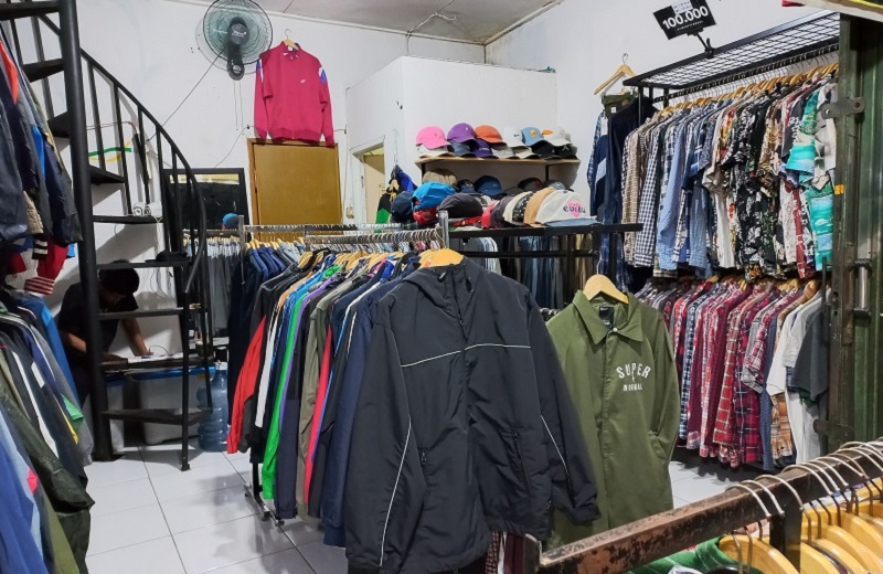 Sejumlah pakaian bermerek dipajang di salah satu toko pakaian bekas di kawasan Lenteng Agung, Jakarta Selatan, Kamis (14/4). Alinea.id/Achmad Al Fiqri