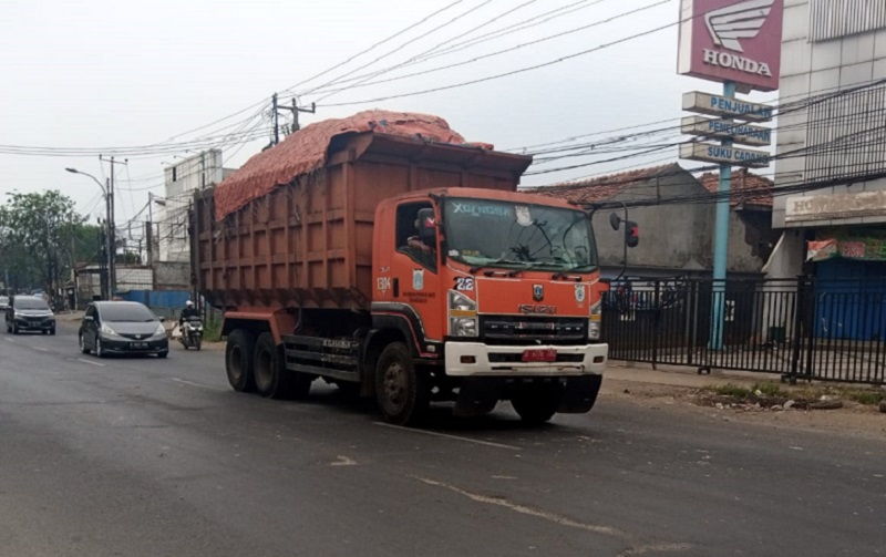 Sebuah truk pengangkut barang melintas di salah satu jalan di Kota Bekasi, Jawa Barat, Minggu (4/9). Alinea.id/Kudus Purnomo Wahidin