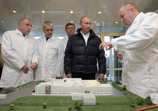 Perdana Menteri Rusia Vladimir Putin (berjaket hitam) saat berkunjung ke perusahaan milik Yevgeny Prigozhin (kanan) pada 2010. /Foto Wikimedia Commons  