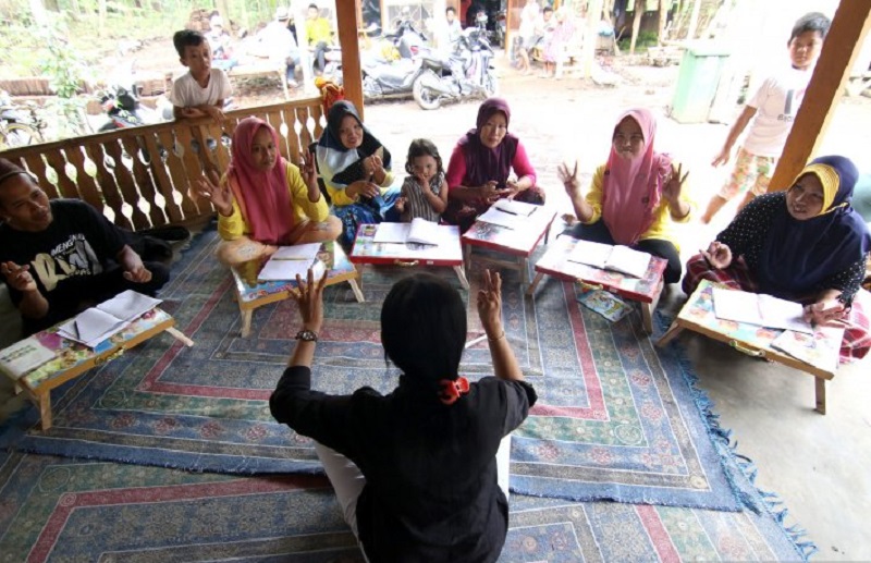 Warga mengikuti kegiatan belajar di sekolah paket di Papring, Kalipuro Banyuwangi, Jawa Timur, Minggu (9/2). /Foto Antara