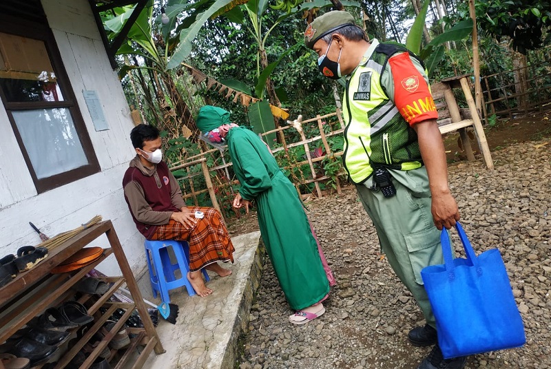 Petugas dawis program Jateng Jaga mengunjungi warga di Desa Karangnangka, Kedungbanteng, Banyumas, Jawa Tengah. /Foto dok relawan Covid-19 Karangnangka