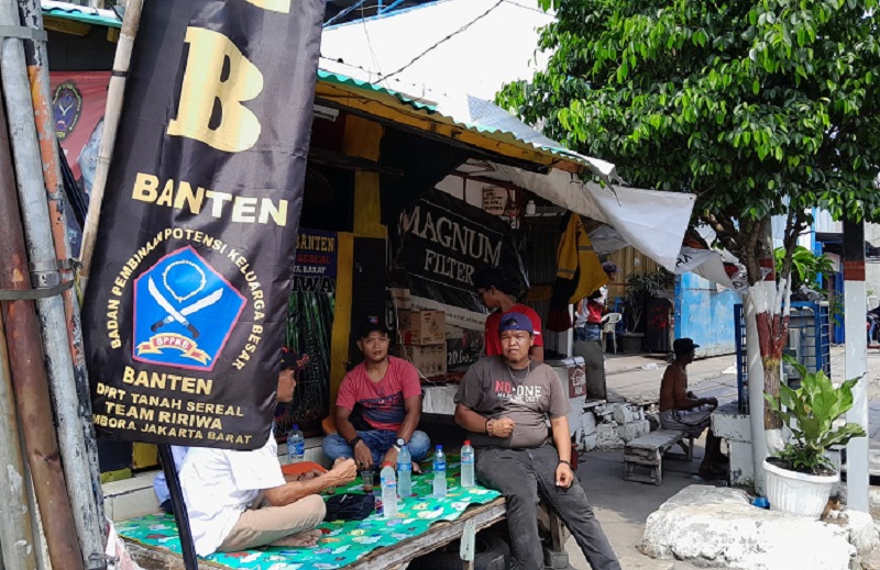 Sejumlah petugas berjaga di posko Badan Pembinaan Potensi Keluarga Besar (BPPKB) Banten di Jalan KH. Moh. Mansyur, Tambora, Jakarta Barat, Kamis (27/4). Alinea.id/Akbar Ridwan
