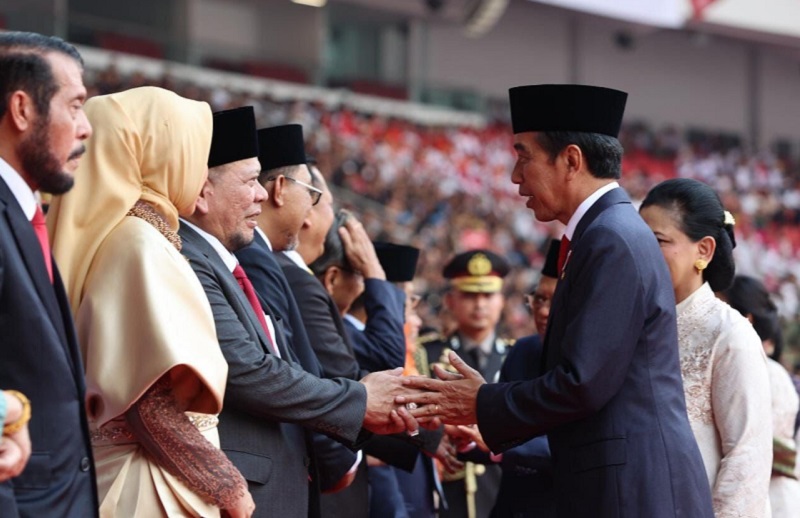 Ketua DPD RI La Nyalla Mahmud Mattalitti bersalama dengan Presiden Joko Widodo dalam perayaan HUT Bhayangkara ke-77 yang digelar di Stadion Utama Gelora Bung Karno (SUGBK), Jakarta Pusat, Sabtu (1/7/2023). /Foto dok DPD RI