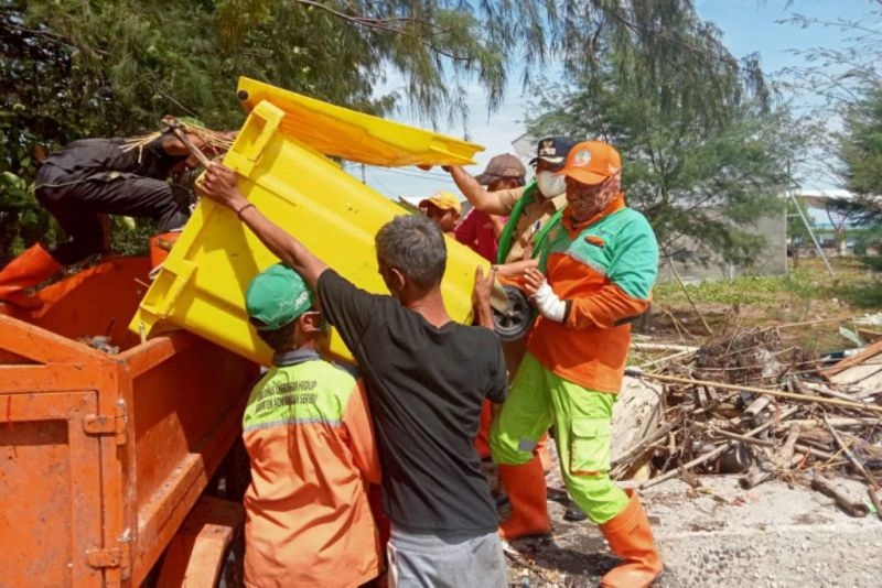   Petugas membersihkan sampah yang menumpuk di pesisir Pulau Kelapa, Kabupaten Kepulauan Seribu, Kamis (17/11). /Foto dok. Sudin Kominfotik Kepulauan Seribu