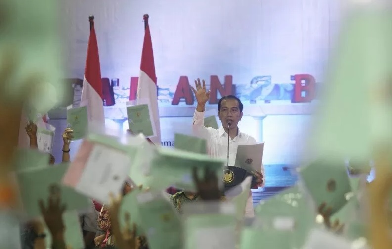 Sejumlah warga menunjukan sertifikat tanah kepada Presiden Joko Widodo di Lapangan Tenis Indoor Telaga Keramat, Tarakan, Kalimantan Utara, Rabu (18/12/2019)