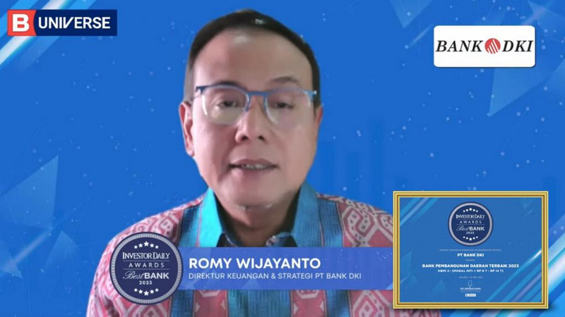 Direktur Keuangan & Strategi Bank DKI, Romy Wijayanto, menerima penghargaan dari Majalah Investor Daily sebagai Best Bank 2023 Kategori BPD KBMI 2. Dokumentasi Bank DKI