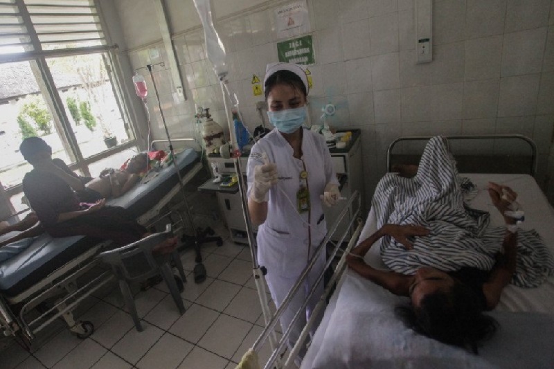 Perawat mengecek infus pasien Tuberkulosis (TBC) yang sedang dirawat di RSUD Doris Sylvanus, Palangkaraya, Kalimantan Tengah, Jumat (13/3/2020). Foto Antara/Makna Zaezar/pd