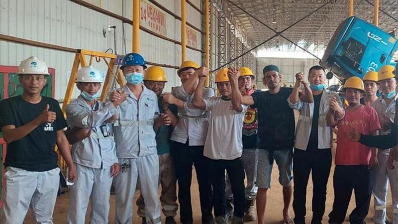 TKA dan TKI PT Gunbuster Nickel Industry (GNI) di Kabupaten Morowali Utara, Sulawesi Tengah bergandengan tangan pascabentrok, Selasa (17/1/).Dokumentasi Humas Polda Sulteng.