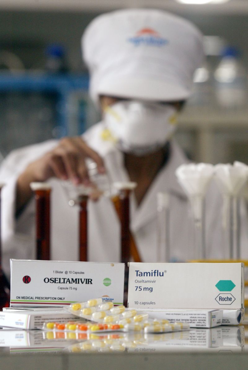 Seorang pekerja menunjukkan Oseltamivir, produk lokal Tamiflu yang diproduksi Kimia Farma. Foto Reuters/Dadang Tri.