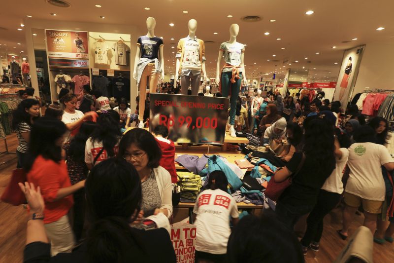 Sejumlah pengunjung mendatangi gerai merek luar negeri di sebuah mal. Foto Reuters. 